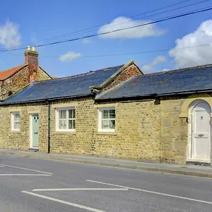 Kist Accommodates - Red - Close To The Races United Kingdom